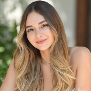 Актёр Эзги Далгыч в роли Аслы Танер