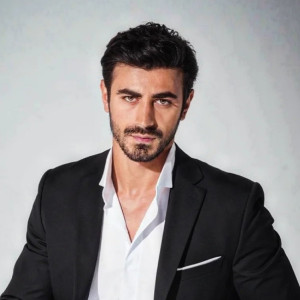 Актёр Эмин Гуненч в роли Атеш Карахан